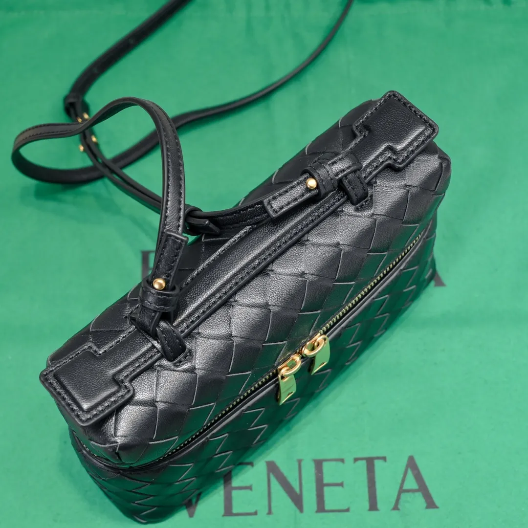 Batch 1360 Bottega Veneta 24 spring and summer woven zipper crossbody bag. A crossbody bag that can be used as a cosmetic bag. The exquisite weaving and compact body are an indispensable accessory for the upcoming summer. The double zipper also better protects the bag. It has a large capacity. If you like it, don’t miss it. Style number: 9109 Size: 22*12.5*5cm